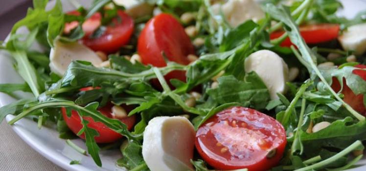 Салат с рукколой: рецепты для праздников, семейных обедов и романтического ужина